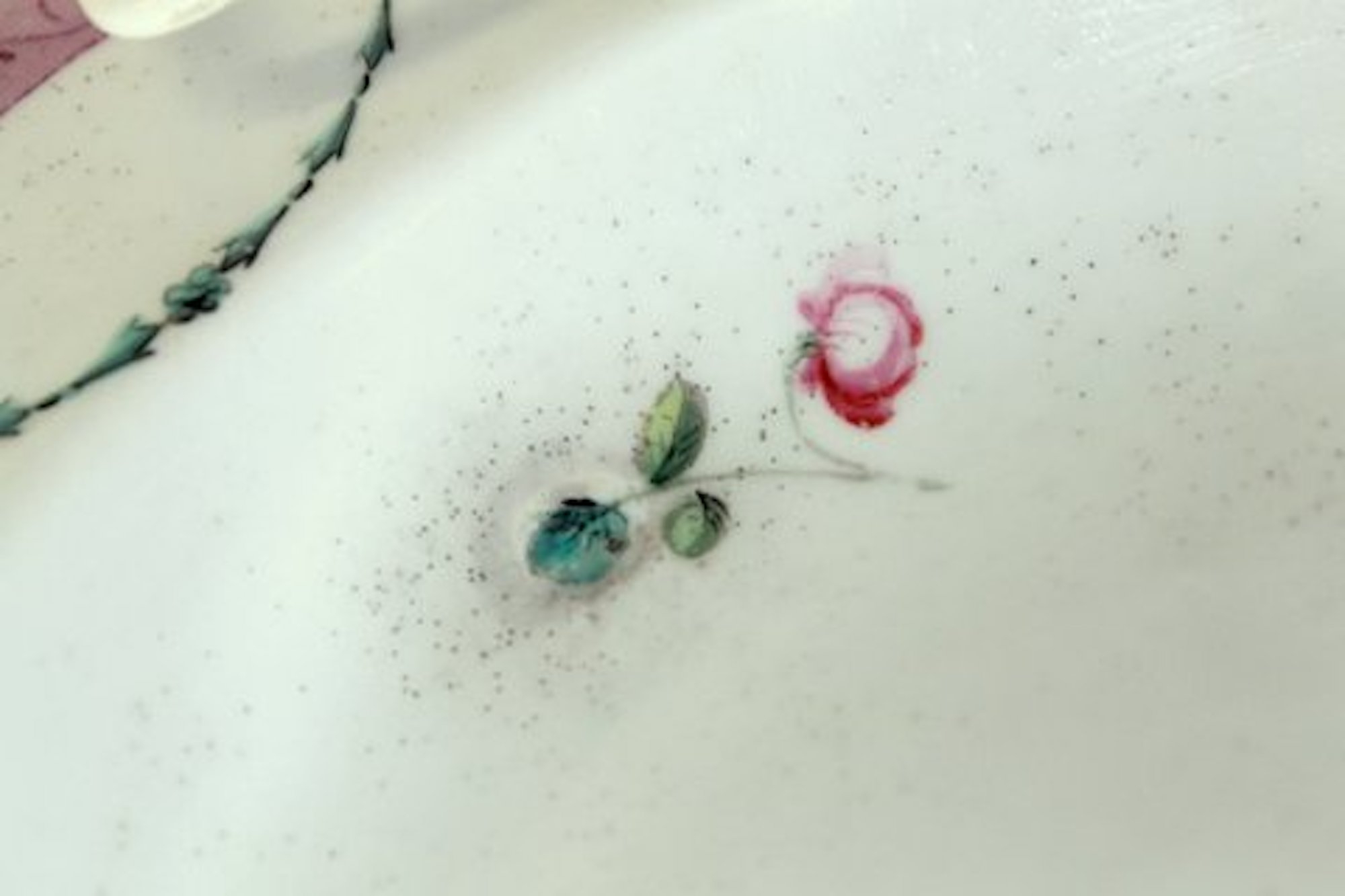 PAIR of Antique English Chelsea-Derby Porcelain Neoclassical Garlands and Roses Pattern Rim Soup Plates - Image 4